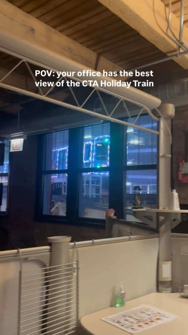 Best time of the year & arguably the best view of the @chicagocta Holiday Train ❄️

#holidaytrain #ctaholidaytrain #chicago #chicagoil #christmasinchicago #christmas #winterinchicago #officeviews #officelife #CTA #CTAchicago